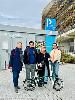 Fatiha récupère son vélo devant le parc à vélos de Basso Cambo